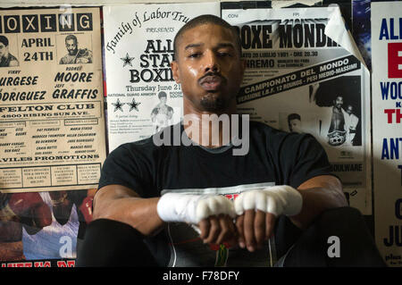 La croyance est un drame sportif américain 2015 film écrit et réalisé par Ryan Coogler, co-écrit par Aaron Covington et produit par Robert Chartoff, Irwin Winkler et Sylvester Stallone. Le film stars Michael B. Jordan comme Adonis Johnson - Apollo Creed - et le fils de Stallone reprenant le rôle de Rocky Balboa. Cette photo est pour un usage éditorial uniquement et est l'auteur de la société film et/ou le photographe attribué par le film ou la société de production et ne peut être reproduite que par des publications dans le cadre de la promotion du film ci-dessus. Un crédit obligatoire de l'entreprise exigences est film Banque D'Images