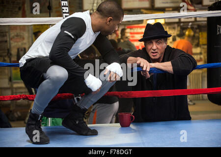 La croyance est un drame sportif américain 2015 film écrit et réalisé par Ryan Coogler, co-écrit par Aaron Covington et produit par Robert Chartoff, Irwin Winkler et Sylvester Stallone. Le film stars Michael B. Jordan comme Adonis Johnson - Apollo Creed - et le fils de Stallone reprenant le rôle de Rocky Balboa. Cette photo est pour un usage éditorial uniquement et est l'auteur de la société film et/ou le photographe attribué par le film ou la société de production et ne peut être reproduite que par des publications dans le cadre de la promotion du film ci-dessus. Un crédit obligatoire de l'entreprise exigences est film Banque D'Images