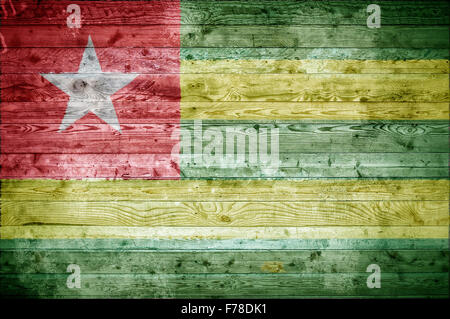 Une vignetted image de fond du drapeau du Togo sur les planches de bois d'un mur ou le plancher. Banque D'Images