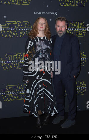 Londres, Royaume-Uni. 26 novembre 2015. Thea Bregazzi et Justin Thornton de la mode label Preen assister à la mode Star Wars trouve la force event à l'appui de l'hôpital Great Ormond Street Children's Charity au nom de la force de changement. La présentation les Star Wars : The Force éveille inspiré ressemble par les créateurs de mode Claire Barrow, J. W. Anderson, Peter Pilotto, Phoebe Anglais, Preen, Thomas Tait, agi & Sam, Bobby Abley, Christopher Raeburn et Nasir Mazhar. Banque D'Images