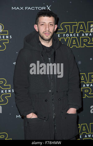 Londres, Royaume-Uni. 26 novembre 2015. Fashion designer Nasir Mazhar assiste à la mode Star Wars trouve la force event à l'appui de l'hôpital Great Ormond Street Children's Charity au nom de la force de changement. La présentation les Star Wars : The Force éveille inspiré ressemble par les créateurs de mode Claire Barrow, J. W. Anderson, Peter Pilotto, Phoebe Anglais, Preen, Thomas Tait, agi & Sam, Bobby Abley, Christopher Raeburn et Nasir Mazhar. Banque D'Images