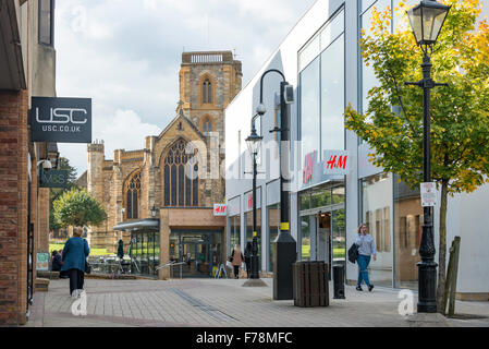 L'église Saint John's de Quedam Shopping Centre, presbytère de marche, Yeovil, Somerset, England, United Kingdom Banque D'Images