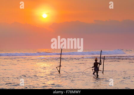 Sri Lanka - pêcheur local à l'heure du coucher du soleil, de l'Asie Banque D'Images