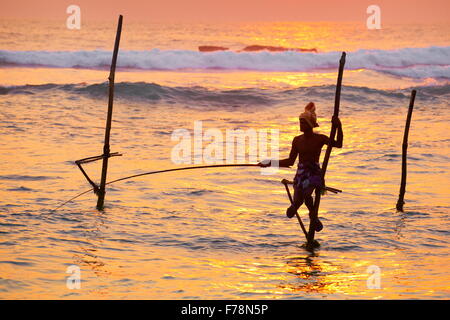 Paysage de mer tropical avec l'heure du coucher du soleil à pêcheurs sur échasses, Koggala Beach, au Sri Lanka, en Asie Banque D'Images