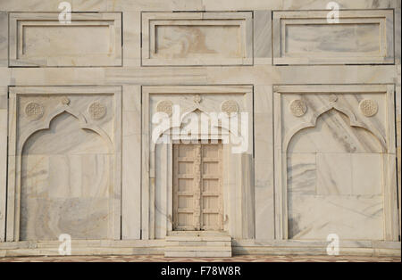 Plan de travail en marbre blanc et porte au Taj Mahal, Inde Banque D'Images