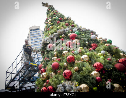 Seattle, Washingtion, USA. 23 Nov, 2015. Assemblée des travailleurs de Seattle à l'extérieur de l'arbre de Noël du Centre Commercial Westlake Center dans le centre-ville le lundi après-midi en prévision de la cérémonie d'illumination de l'arbre de la ville prévue pour le vendredi 27 novembre. La cérémonie d'illumination de l'arbre de Seattle, qui a eu lieu le long de rue Pine entre 4e et 5e Avenues est le début traditionnel de la saison de vacances à Seattle. © David Bro/ZUMA/Alamy Fil Live News Banque D'Images