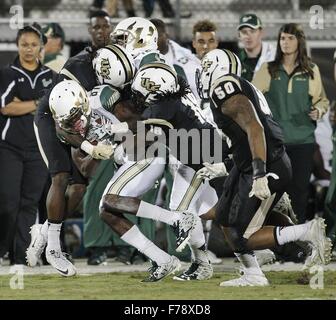 City, Floride, USA. 26 Nov, 2015. OCTAVIO JONES | fois .South Florida Bulls wide receiver Rodney Adams (87) est abordé par l'UCF Knights arrière défensif Shaquem Griffin (18) lors de l'exécution de la balle pour une première dans le troisième trimestre à Bright House Networks Stadium à Orlando le jeudi 26 novembre 2015. L'USF Bulls célébrer battant les UCF Knights 44-3. © Octavio Jones/Tampa Bay Times/ZUMA/Alamy Fil Live News Banque D'Images