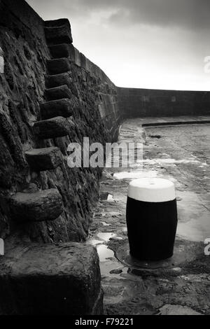 Bollard en pinte de stout sur le Cobb Banque D'Images