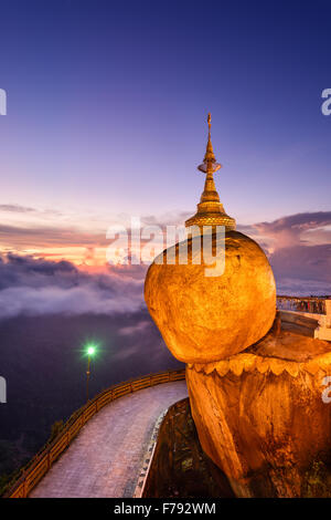 Roche d'or de Kyaiktiyo, Myanmar. Banque D'Images