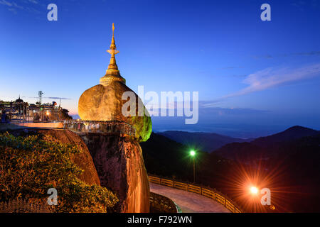 Roche d'or de Kyaiktiyo, Myanmar. Banque D'Images