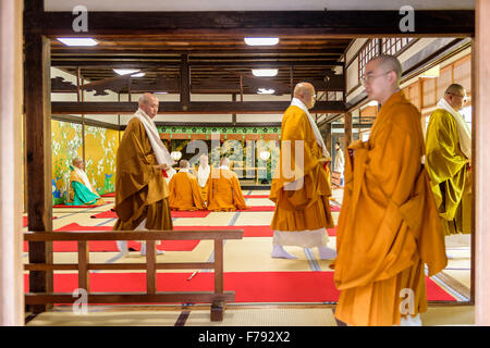 KYOTO, JAPON - 21 NOVEMBRE 2015 : effectuez des moines à rites Chishakuin à Kyoto. Banque D'Images