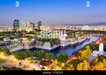 Osaka, Japon skyline at Osaka Castle Park. Banque D'Images