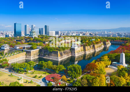 Osaka, Japon skyline at Osaka Castle Park. Banque D'Images