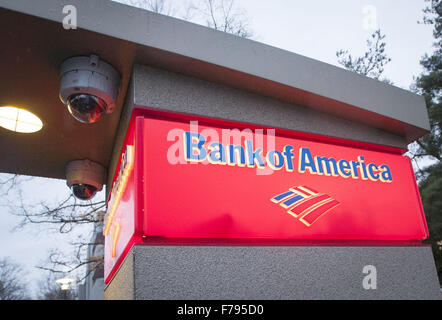 Seattle, Washingtion, USA. 23 Nov, 2015. Une banque d'Amérique ATM avec petit pavillon, phares et caméra de sécurité, situé au centre de Seattle, fournit aux clients un accès facile aux informations bancaires et paiement à l'aide d'une carte de crédit ou de débit et. L'atm BOFA est facilement identifié par des lettres imprimer ''Bank of America, '' ainsi qu'un petit dessin stylisé censé représenter le drapeau américain en rouge, blanc et bleu. © David Bro/ZUMA/Alamy Fil Live News Banque D'Images