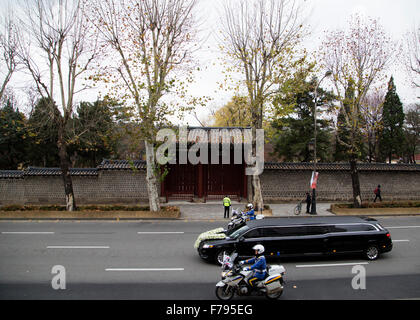 Séoul, Corée du Sud. 26 novembre, 2015 : un corbillard transporte le corps de feu le Président Kim Young-Sam pour aller à l'Assemblée nationale où les funérailles d'état pour Kim allait avoir lieu à Séoul, en Corée du Sud. Kim Young-Sam meurt à l'âge de 87 début le 22 novembre 2015 . Credit : Lee Jae-Won/AFLO/Alamy Live News Banque D'Images