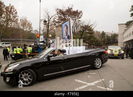 Séoul, Corée du Sud. 26 novembre, 2015 : un corbillard transporte le corps de feu le Président Kim Young-Sam à un hôpital de Séoul pour aller à l'Assemblée nationale où les funérailles d'état pour Kim allait avoir lieu à Séoul, en Corée du Sud. Kim Young-Sam meurt à l'âge de 87 début le 22 novembre 2015 . Credit : Lee Jae-Won/AFLO/Alamy Live News Banque D'Images