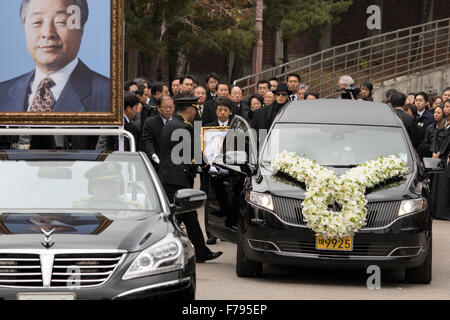 Séoul, Corée du Sud. 26 novembre, 2015 : un corbillard transporte le corps de feu le Président Kim Young-Sam à un hôpital de Séoul pour aller à l'Assemblée nationale où les funérailles d'état pour Kim allait avoir lieu à Séoul, en Corée du Sud. Kim Young-Sam meurt à l'âge de 87 début le 22 novembre 2015 . Credit : Lee Jae-Won/AFLO/Alamy Live News Banque D'Images