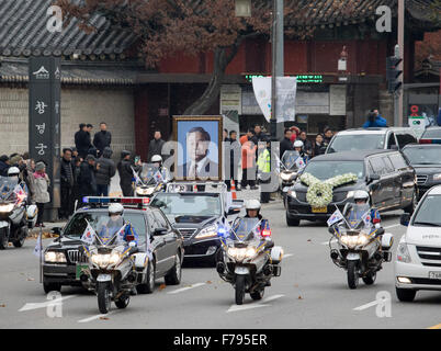 Séoul, Corée du Sud. 26 novembre, 2015 : un corbillard transporte le corps de feu le Président Kim Young-Sam à un hôpital de Séoul pour aller à l'Assemblée nationale où les funérailles d'état pour Kim allait avoir lieu à Séoul, en Corée du Sud. Kim Young-Sam meurt à l'âge de 87 début le 22 novembre 2015 . Credit : Lee Jae-Won/AFLO/Alamy Live News Banque D'Images