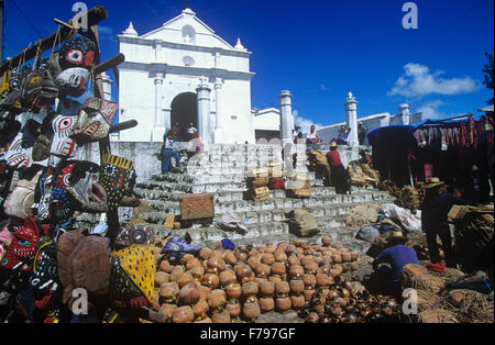 Jour de marché sur la place en face de El Calvario Chapelle, Chichicastenango, Guatemala. Banque D'Images