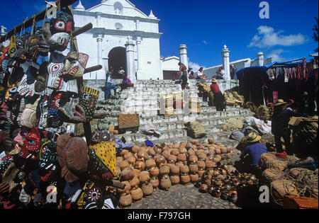 Jour de marché sur la place en face de El Calvario Chapelle, Chichicastenango, Guatemala. Banque D'Images