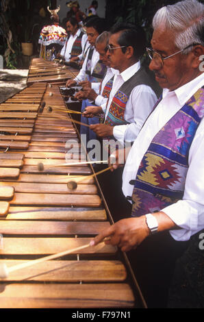 Un orchestre de marimba diners au restaurant populaire, Posada de Don Rodrigo Antigua, Guatemala. Banque D'Images