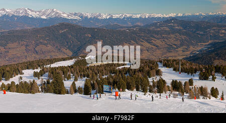 Touristique Alpine ski resort et le ski en famille au printemps, vue aérienne. Banque D'Images