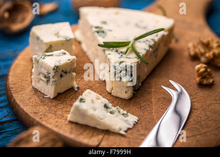 Tranches de fromage bleu danois sur la planche à découper en bois Banque D'Images