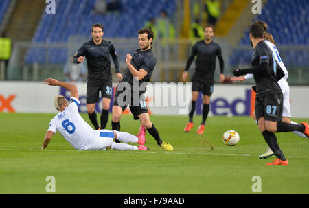 Rome, Italie. 26 novembre, 2015. Marco Parolo se bat pour la balle avec Danilo au cours de l'Europe League match de football S.S. Lazio vs C.F. Dnipro au Stade olympique de Rome, le 26 novembre 2015 Crédit : Silvia Lore'/Alamy Live News Banque D'Images