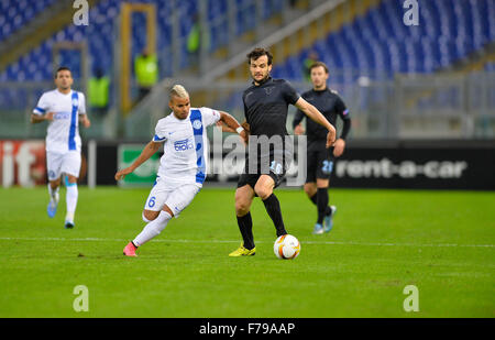 Rome, Italie. 26 novembre, 2015. Marco Parolo se bat pour la balle avec Danilo au cours de l'Europe League match de football S.S. Lazio vs C.F. Dnipro au Stade olympique de Rome, le 26 novembre 2015 Crédit : Silvia Lore'/Alamy Live News Banque D'Images