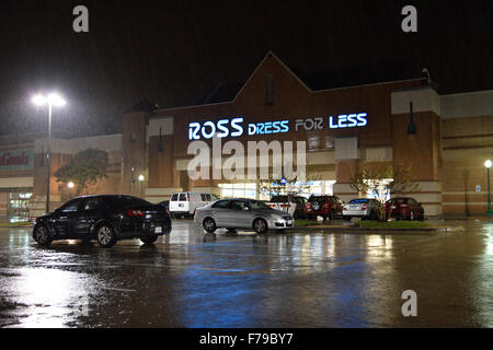 Ce domaine Ross store a ouvert ses portes de 18 h à minuit la nuit de grâce afin de plaire à la chasse aux aubaines shoppers. Banque D'Images