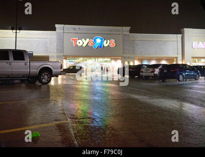 À ce shopping magasin Toys R Us est sorti sous la pluie afin de charger jusqu'à Noël des cadeaux le soir de Thanksgiving Banque D'Images