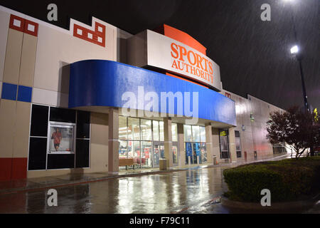 Sports authority at Midway Road et l'autoroute 635 dans la région de Farmers Branch était ouvert de 18 heures à minuit. Pas trop de clients mystères est sorti sous la pluie. Banque D'Images