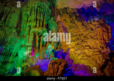 Flûte de Caves - éclairé par des lumières colorées de la région de Guilin Guangxi, Chine LA008155 Banque D'Images