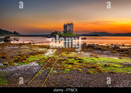 Coucher de soleil sur le château de Stalker, Highlands, Ecosse, Royaume-Uni. L'exposition longue et hdr traitée. Banque D'Images