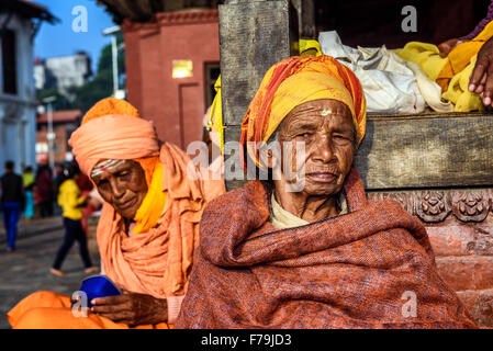 Vieille Femme mendiant au temple de Pashupatinath Kathmandou dans complexe Banque D'Images