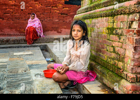 Jeune fille à la mendicité pour l'aumône au temple de Pashupatinath Kathmandou dans complexe Banque D'Images