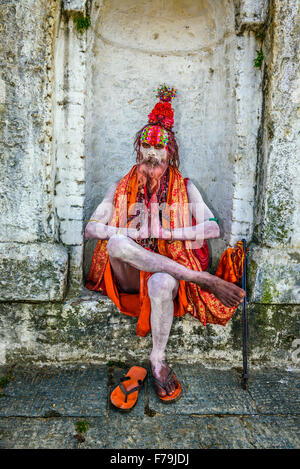 L'errance Shaiva sadhu (saint homme) avec la peinture du visage traditionnels dans l'ancien temple de Pashupatinath Banque D'Images