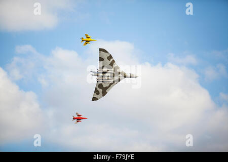 RAF Vulcan bomber flying over Church Fenton aérodrome en 2015 (Leeds East Airport) Banque D'Images