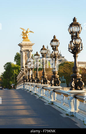 Pont Alexandre III à Paris, vide en début de matinée, France Banque D'Images