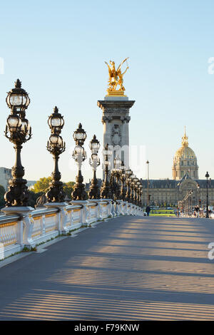 Pont Alexandre III vide à Paris tôt le matin, France Banque D'Images