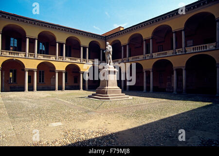 L'Italie, Lombardie, Pavie, cour intérieure de l'Université de Pavie et le Monument à Alessandro Volta Banque D'Images