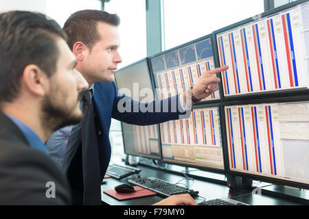 Opérateurs en bourse à un écran d'ordinateur. Banque D'Images