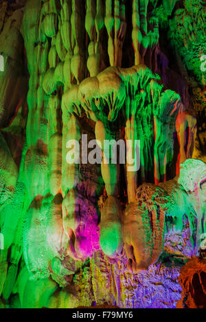 Flûte de Caves - éclairé par des lumières colorées de la région de Guilin Guangxi, Chine LA008174 Banque D'Images