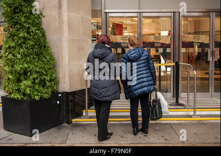Londres, Royaume-Uni. 27 novembre 2015. Une file d'attente d'acheteurs commence à se former à l'extérieur de Marks and Spencer dans Oxford Street, dans le centre de Londres, à la recherche d'aubaines sur ce qui est connu sous le nom de "vendredi noir", un jour lorsque les détaillants ont cassé les prix dans l'approche de Noël. Les détaillants ont dû attendre de grandes foules tôt le matin, mais ils n'ont pas réussi à se concrétiser. Crédit : Stephen Chung / Alamy Live News Banque D'Images