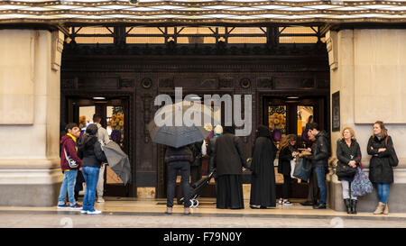 Londres, Royaume-Uni. 27 novembre 2015. Une file d'attente de clients dans les formes à l'extérieur grand magasin Selfridges sur Oxford Street, dans le centre de Londres, à la recherche d'aubaines sur ce qui est connu sous le nom de "vendredi noir", un jour lorsque les détaillants ont cassé les prix dans l'approche de Noël. Les détaillants ont dû attendre de grandes foules tôt le matin, mais ils n'ont pas réussi à se concrétiser. Crédit : Stephen Chung / Alamy Live News Banque D'Images