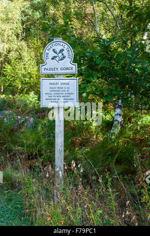 Inscrivez-vous sur l'un des chemins en Padley, Gorge, Derbyshire Peak District National Park, Angleterre, RU Banque D'Images