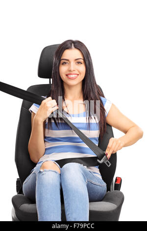 Shot verticale d'une jeune femme assise sur un siège de voiture fixé à l'aide d'une ceinture de sécurité et à la recherche à l'appareil photo Banque D'Images
