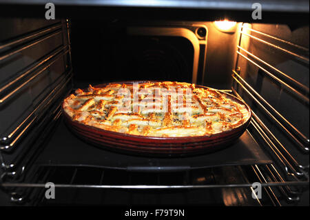 Le poisson fait maison avec une tarte feuilletée pâte feuilletée garniture en treillis dans la cuisine four ventilateur électrique Banque D'Images