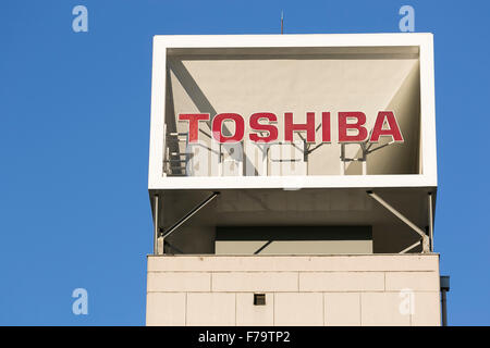 Tokyo, Japon. 27 novembre, 2015. Affichage Toshiba pancarte sur l'extérieur de son bâtiment le 27 novembre 2015, Tokyo, Japon. Toshiba a annoncé une perte d'exploitation de 290 millions USD à partir de sa filiale d'affaires nucléaires Westinghouse Electric Co. depuis 2006, l'année qu'il a acquis l'entreprise américaine. Le magazine japonais Nikkei Business avaient signalé plus tôt ce mois que Toshiba n'a jamais divulgué les performances de Westinghouse, ce qui a amené cette annonce. Credit : Rodrigo Reyes Marin/AFLO/Alamy Live News Banque D'Images