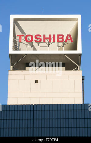 Tokyo, Japon. 27 novembre, 2015. Affichage Toshiba pancarte sur l'extérieur de son bâtiment le 27 novembre 2015, Tokyo, Japon. Toshiba a annoncé une perte d'exploitation de 290 millions USD à partir de sa filiale d'affaires nucléaires Westinghouse Electric Co. depuis 2006, l'année qu'il a acquis l'entreprise américaine. Le magazine japonais Nikkei Business avaient signalé plus tôt ce mois que Toshiba n'a jamais divulgué les performances de Westinghouse, ce qui a amené cette annonce. Credit : Rodrigo Reyes Marin/AFLO/Alamy Live News Banque D'Images